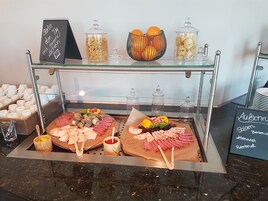Se ofrece un desayuno bufé (19.00 EUR por persona)