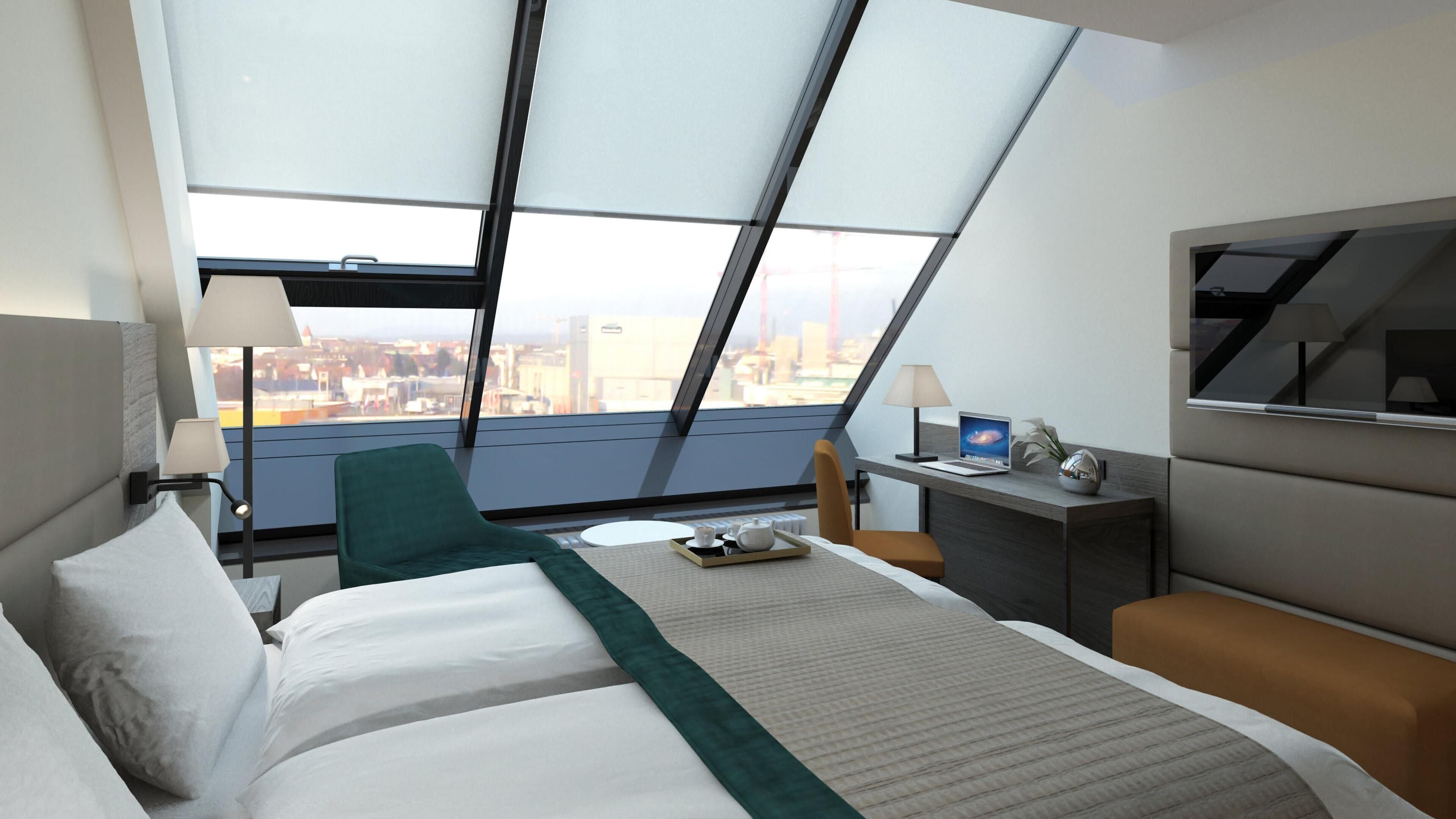 Habitación de hotel con una cama grande, un escritorio con una computadora portátil, una silla, un televisor y vista a la ciudad.