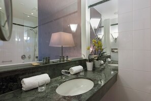 Standard Double or Twin Room | Bathroom | Hair dryer, towels, soap, shampoo - Excelsior Hotel Nürnberg Fürth (Fuerth)