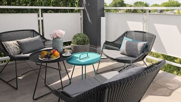 Deluxe-Vierbettzimmer | Terrasse/Patio