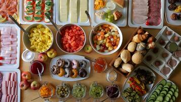 Café da manhã com buffet todos os dias mediante uma taxa