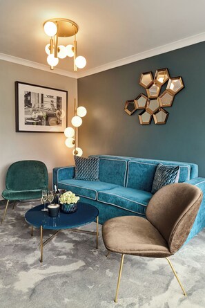 Suite, Balcony | Living area