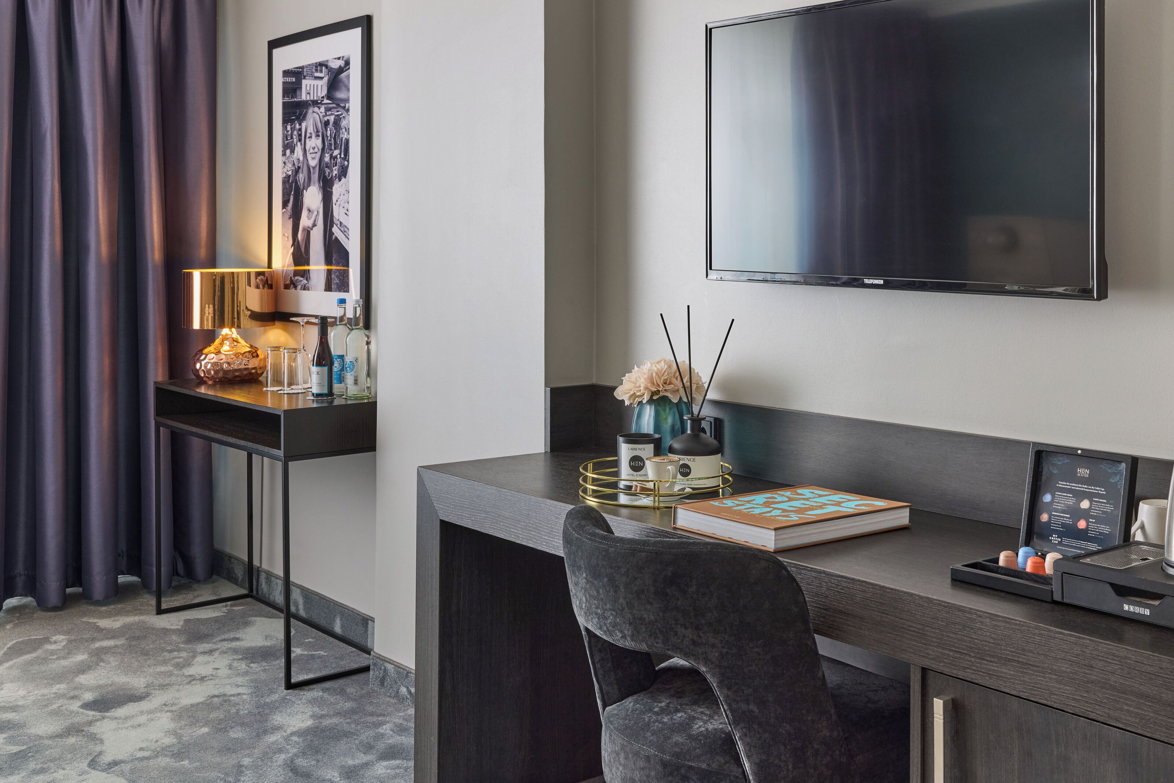 豪華四人房 | 起居區 | 平面電視