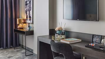 Deluxe Quadruple Room | Living area | Flat-screen TV