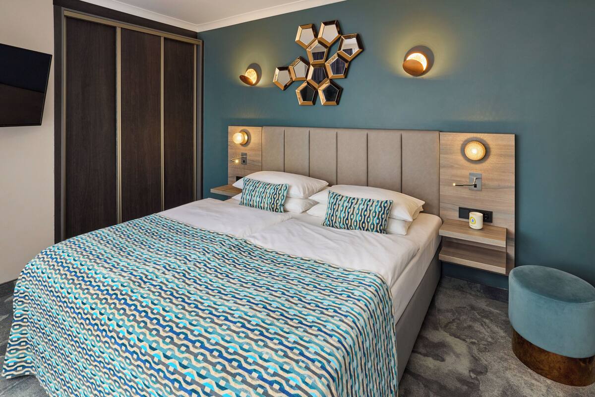 Suite, Balcony | Hypo-allergenic bedding, minibar, in-room safe, desk