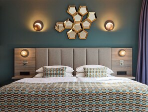 Suite junior, balcón | Minibar, caja fuerte, mobiliario individual y escritorio