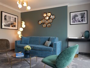 Suite, Balcony | Living area | Flat-screen TV