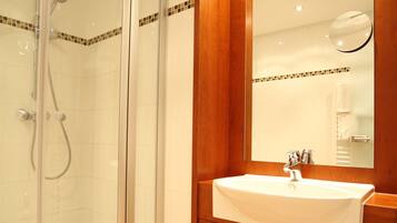 Single Room | Bathroom | Free toiletries, towels, soap, shampoo
