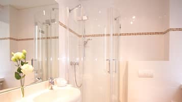 Doppel- oder Zweibettzimmer | Badezimmer | Kostenlose Toilettenartikel, Handtücher, Seife, Shampoo