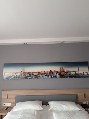 Single Room | In-room safe, desk, blackout curtains, soundproofing