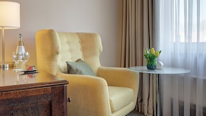 55-cm flat-screen TV with satellite channels, TV