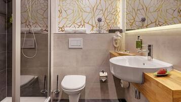 Ein modernes Badezimmer mit Duschkabine aus Glas, Toilette und Waschbecken mit Holztischplatte.
