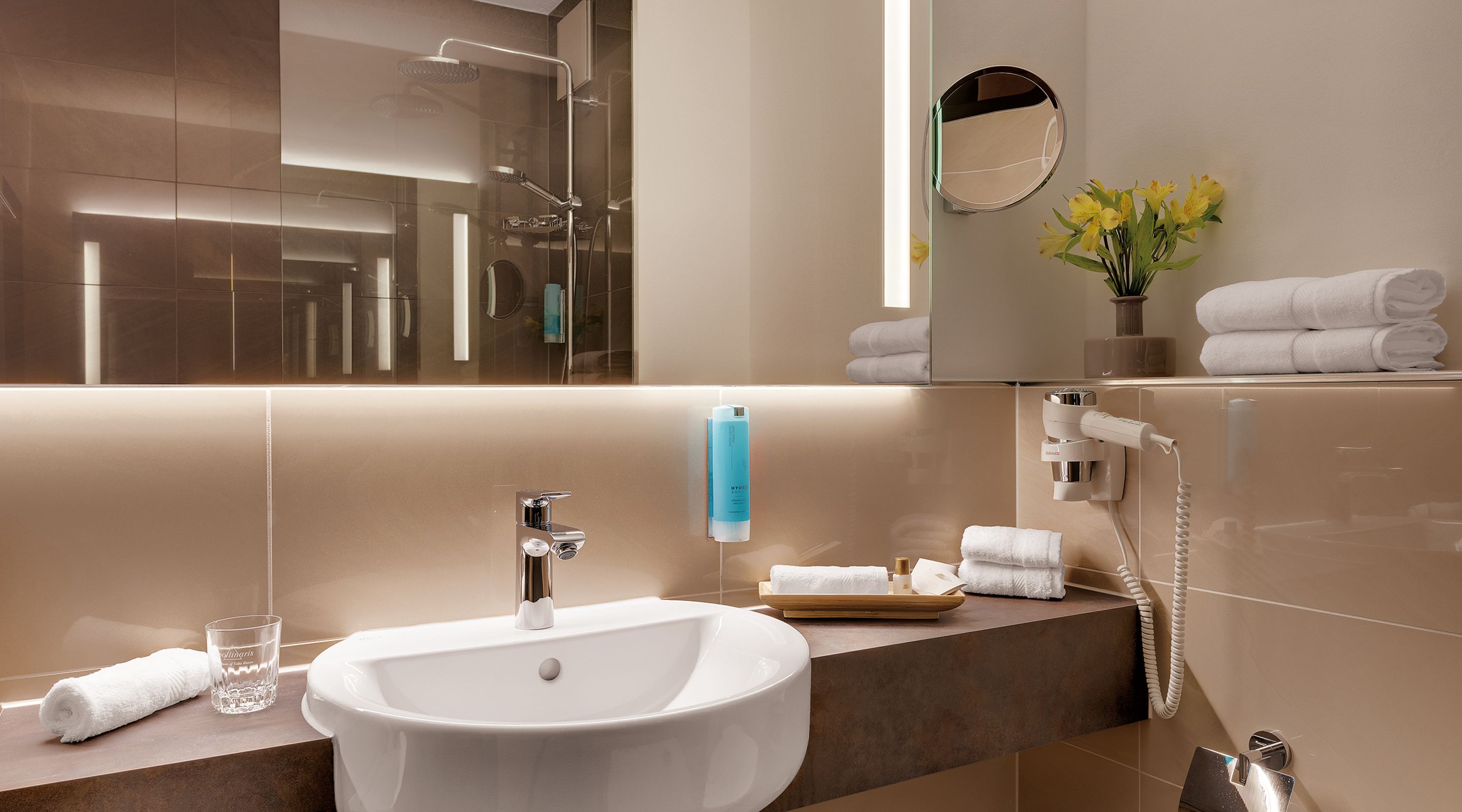 business single room (comfort) | bathroom | free toiletries, hair dryer, bathrobes, towels