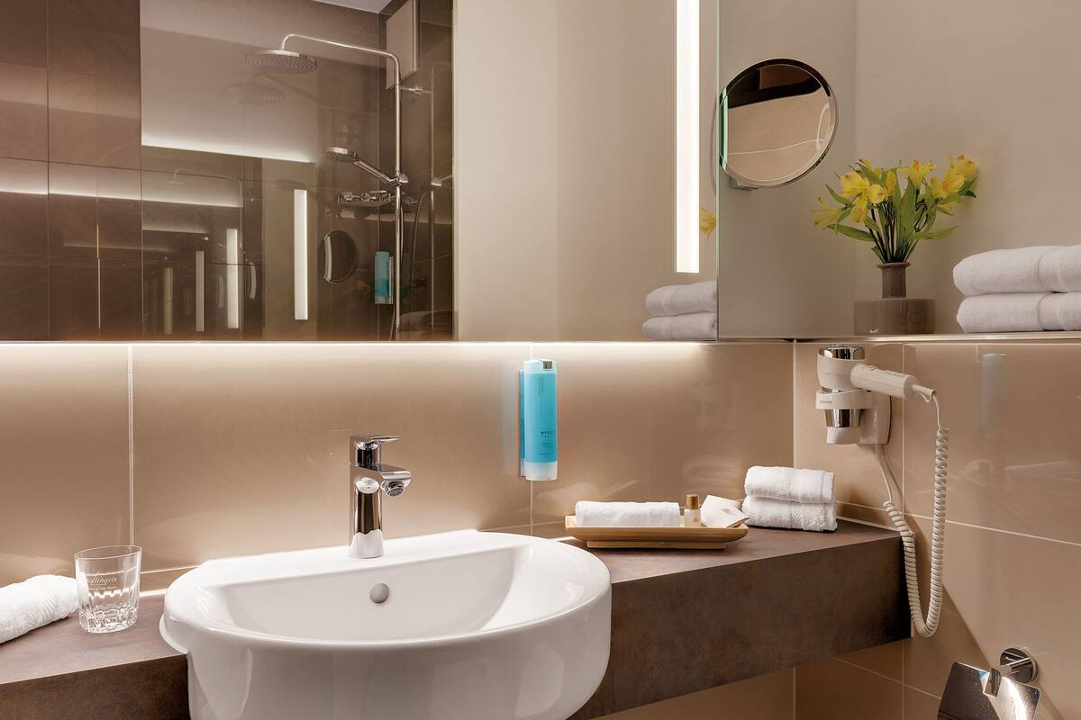 business single room (comfort) | bathroom | free toiletries, hair dryer, bathrobes, towels