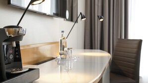 Sengetøy av topp kvalitet, safe på rommet og skrivebord