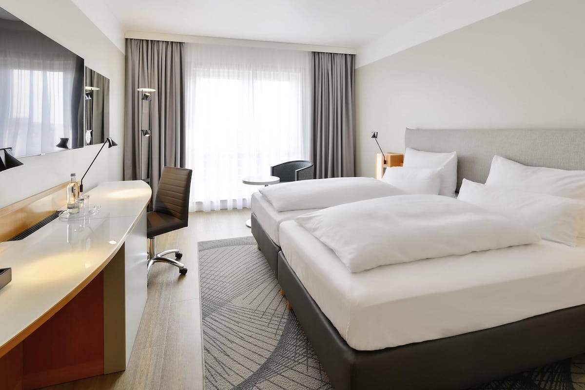 Roupas de cama premium, cofres nos quartos, escrivaninha