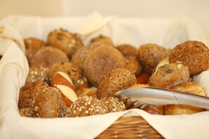 Desayuno buffet (EUR 19 por persona) 