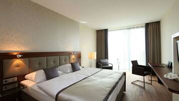 Allergikerbettwaren, Minibar, Zimmersafe, Schreibtisch