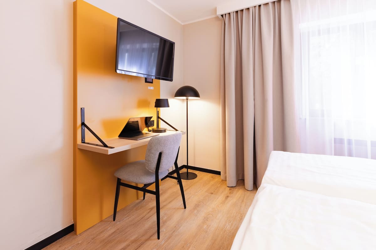 Kamar Standar | Seprai antialergi, brankas, meja kerja, dan kedap suara