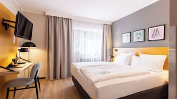 Premium Room, 1 Queen Bed | Hypo-allergenic bedding, in-room safe, desk, soundproofing