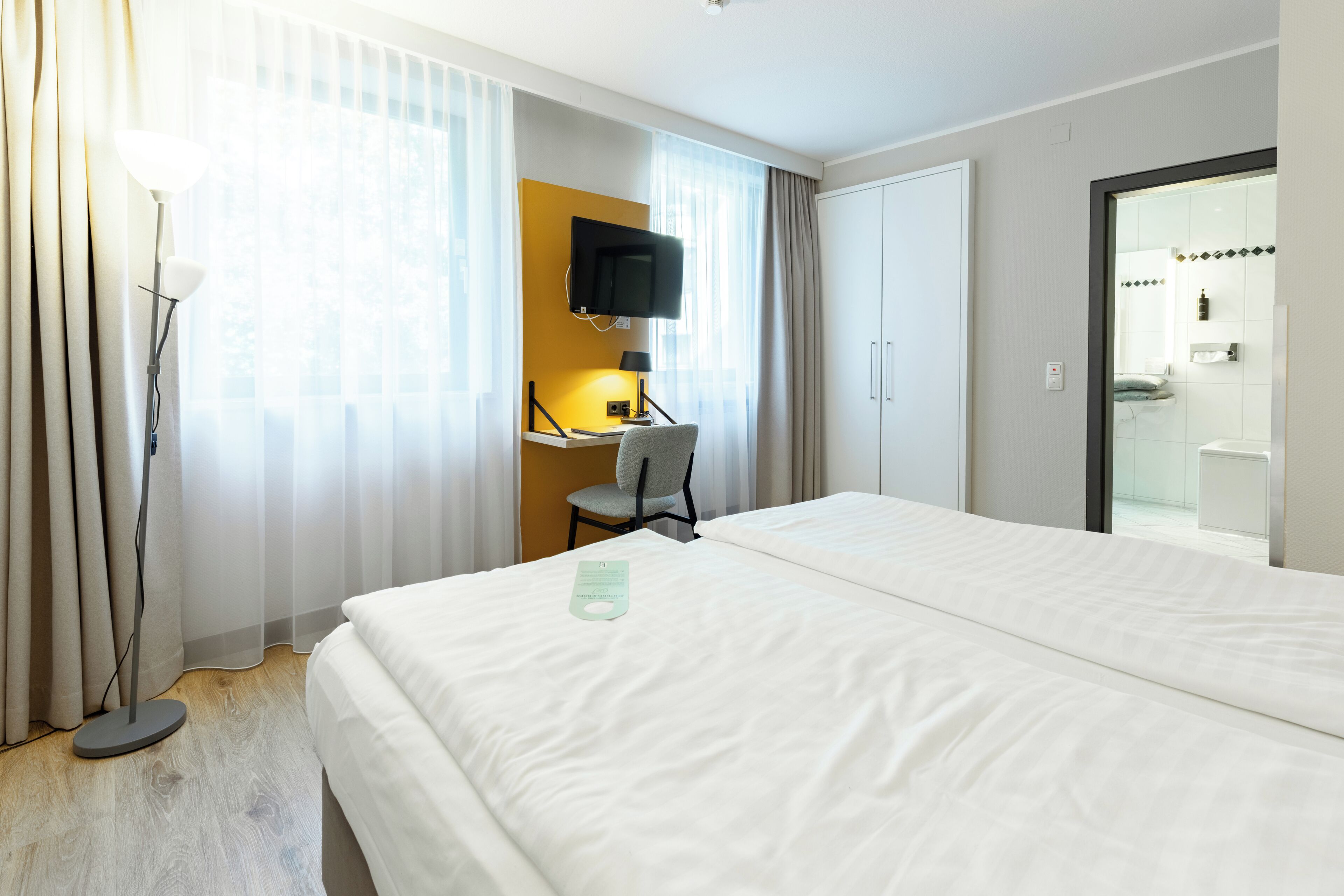 Standard Room, 1 Twin Bed | Hypo-allergenic bedding available, in-room safe, desk, soundproofing