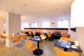 朝食 (コンチネンタル ブレックファスト)、毎日提供 (無料)