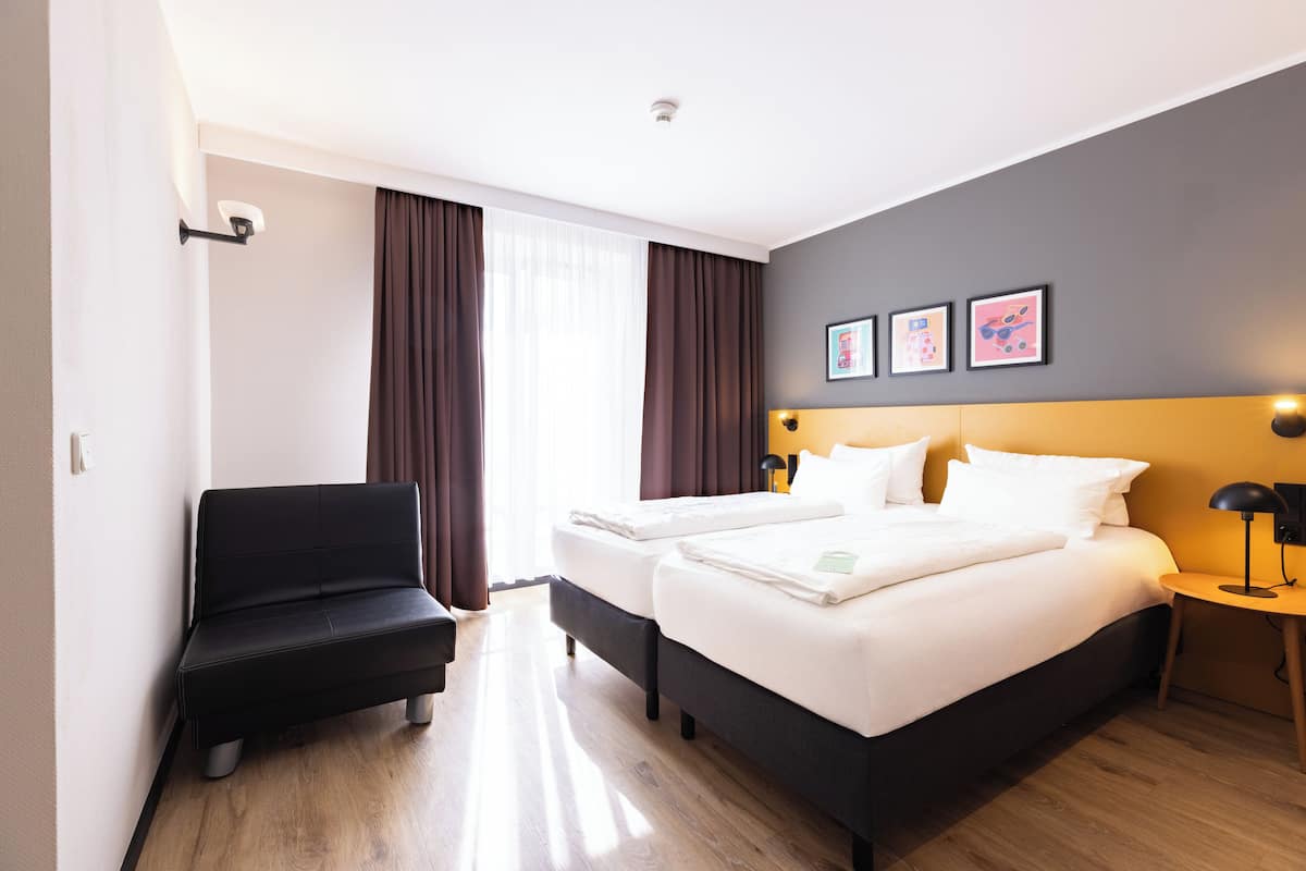 Kamar Premium, 1 Tempat Tidur Queen dengan tempat tidur Sofa | Seprai antialergi, brankas, meja kerja, dan kedap suara