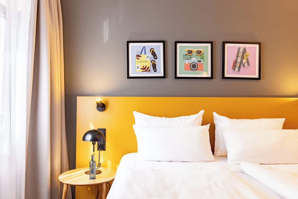 Kamar Standar, 1 Tempat Tidur Queen | Seprai antialergi, brankas, meja kerja, dan kedap suara