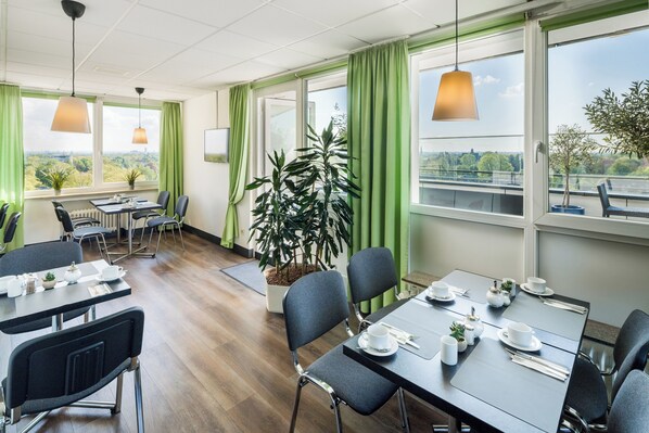 Café da manhã com buffet todos os dias (EUR 18 por pessoa) 
