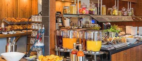 Een buffet met diverse gerechten en drankjes.