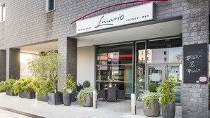 A restaurant named 'Linaro Lounge Bar' with outdoor seating and potted plants. - Hotel Wolfsburg Centrum, Affiliated by Meliá (Wolfsburg)