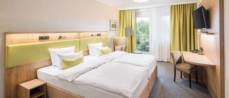 Rom – comfort, 1 dobbeltseng, balkong (Shower Only) | Sengetøy av topp kvalitet, blendingsgardiner og strykejern/-brett