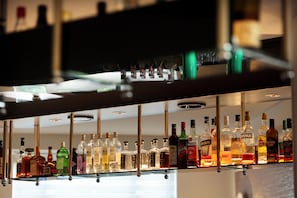 A bar with various liquor bottles on shelves. - Best Western Hotel Windorf (Leipzig)