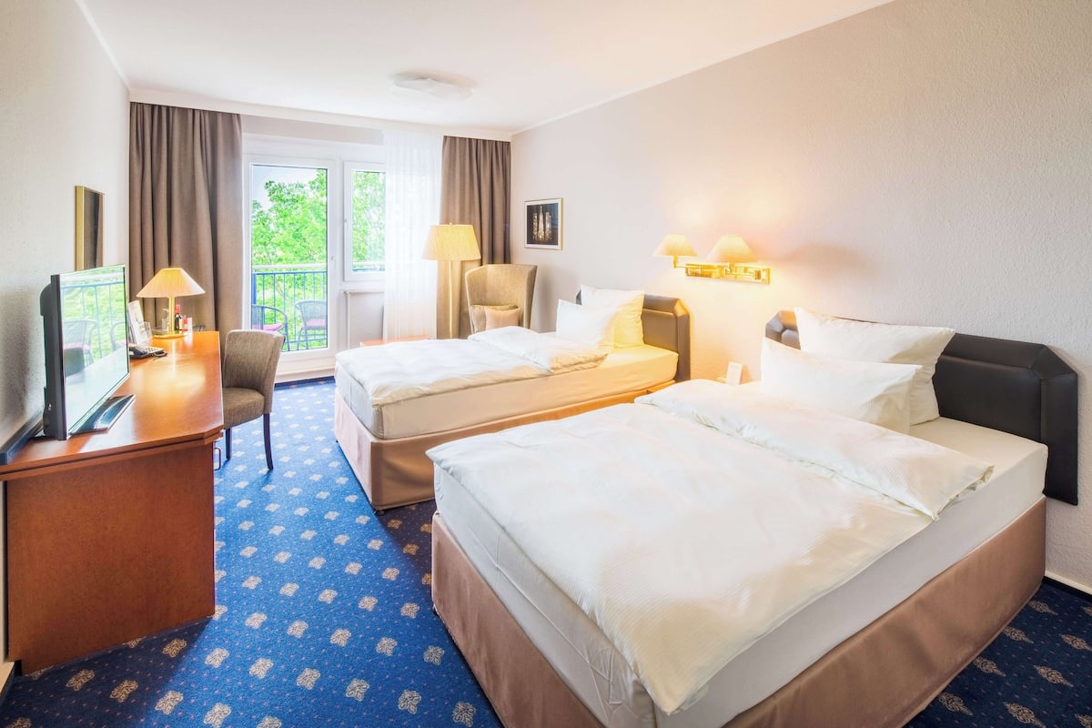 Chambre Confort, 2 lits jumeaux, balcon | Literie de qualité, rideaux d’obscurcissement, fer et planche à repasser
