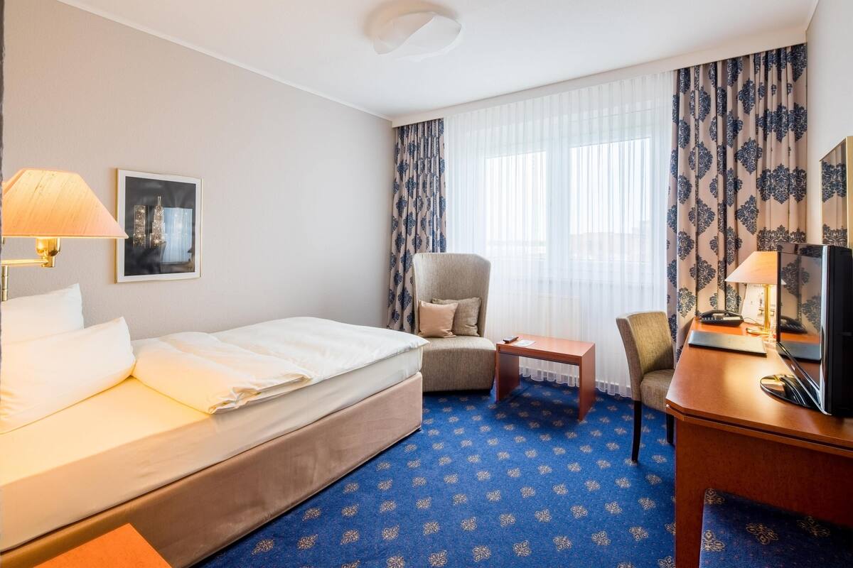 Standard Room, 1 Queen Bed (Shower Only) | Premium bedding, blackout curtains, iron/ironing board (on request)