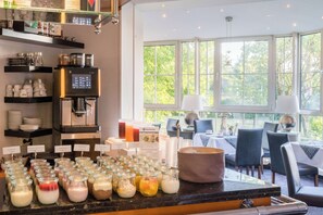 每日供应自助式早餐（每人 EUR 15）