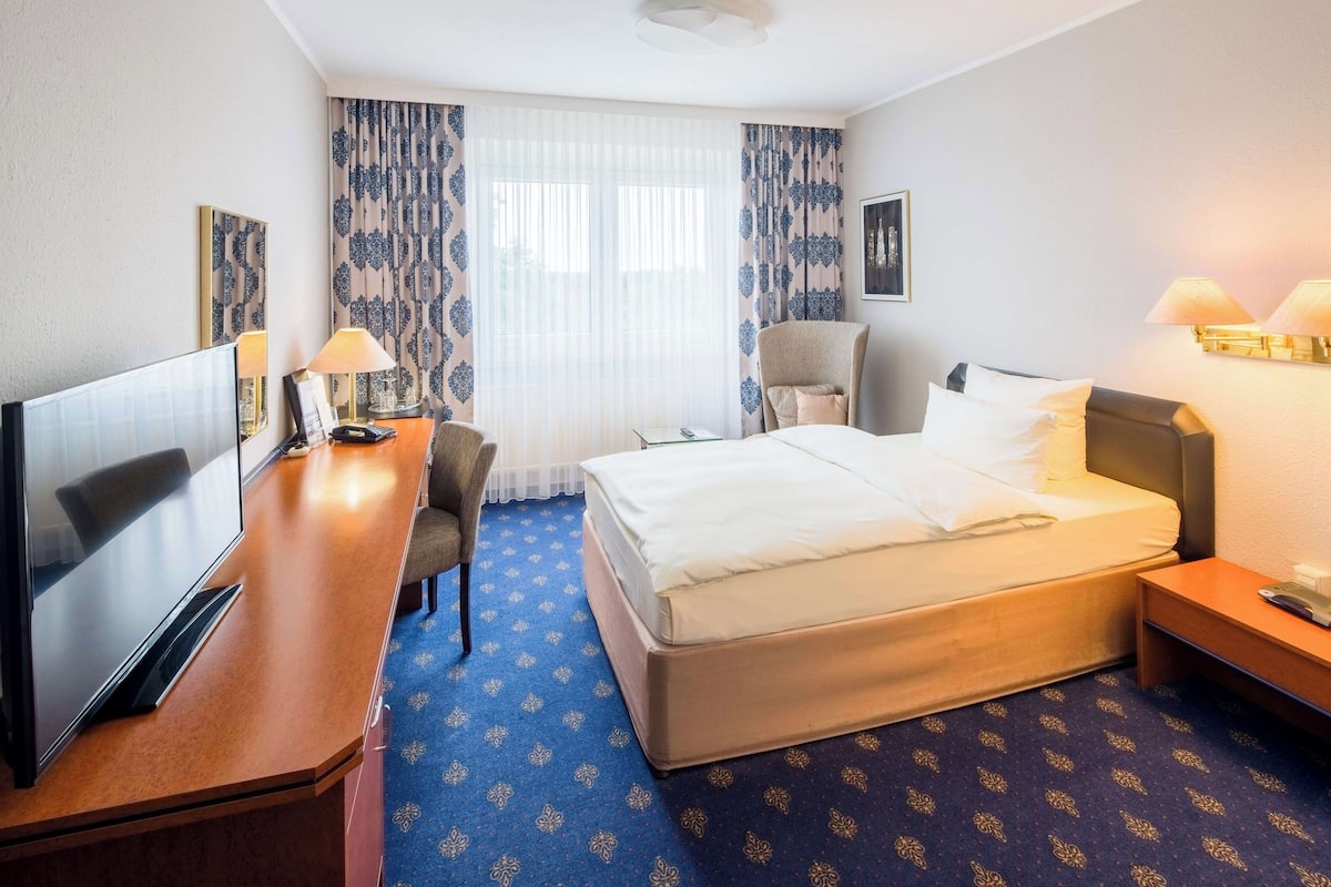 Chambre Confort, 1 grand lit, balcon | Literie de qualité, rideaux d’obscurcissement, fer et planche à repasser