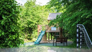 A playground with a slide, a bench, and a soccer goal. - Best Western Hotel Windorf (Leipzig)