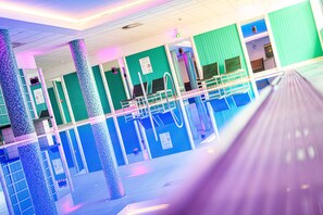 Innenpool, geöffnet von 06:00 Uhr bis 22:00 Uhr, Liegestühle