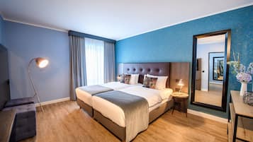 Suite, flere senger | Allergitestet sengetøy, safe på rommet og skrivebord