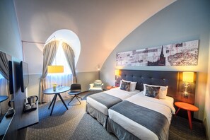 Hypo-allergenic bedding, in-room safe, desk, laptop workspace