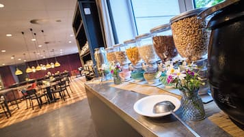 Petit-déjeuner buffet servi tous les jours en supplément