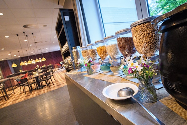 Petit déjeuner buffet (22 EUR par personne)