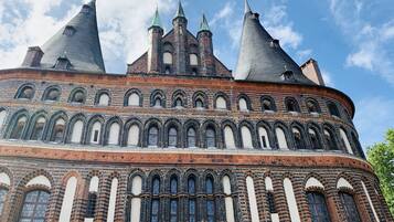 Un bâtiment historique doté de nombreuses tours et de fenêtres en arc.