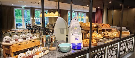 Tägliches Frühstücksbuffet (22 EUR pro Person)