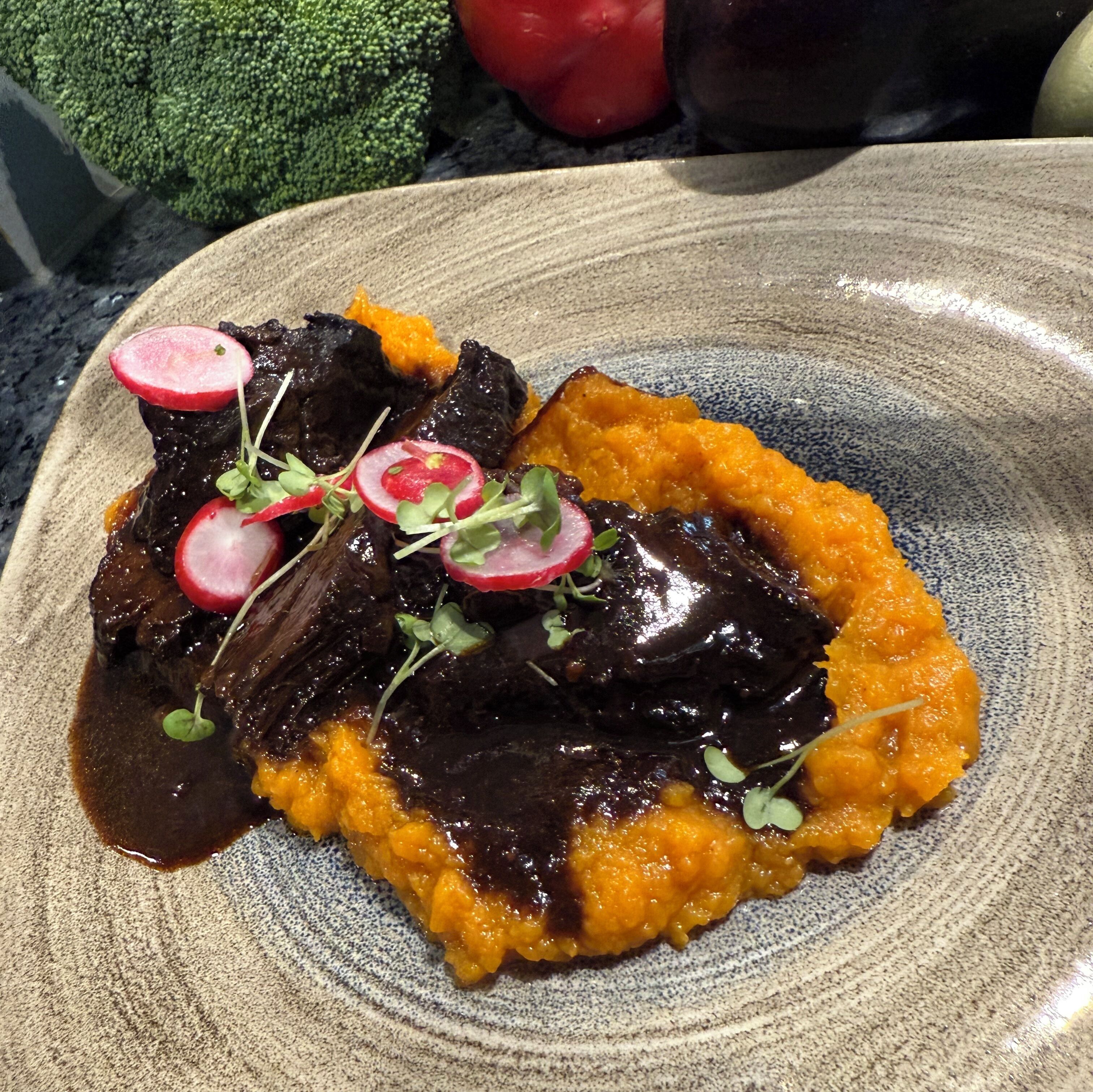 Une assiette de nourriture contenant de la viande et des légumes.