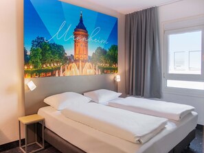 Tvåbäddsrum | 1 sovrum, skrivbord, mörkläggningsgardiner och ljudisolering