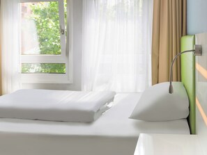 1 bedroom, desk, blackout curtains, soundproofing - B&B HOTEL Mannheim-City (Mannheim)