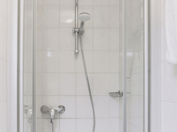 Pancuran mandi, tuala disediakan, sabun, syampu 