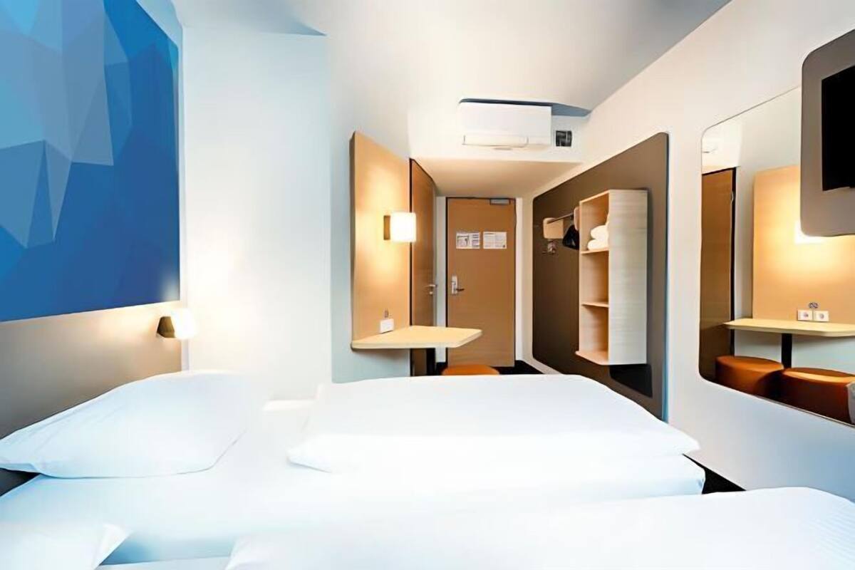 1 bedroom, desk, blackout curtains, soundproofing